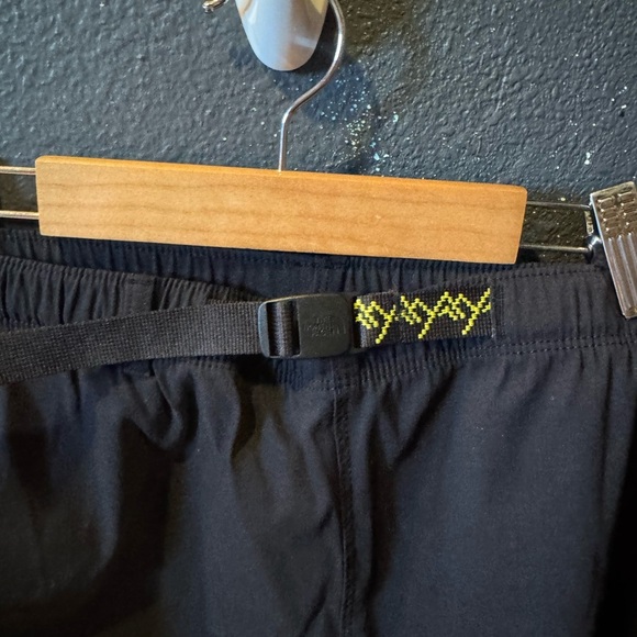 The North Face Class V Pathfinder Black Women's Athletic Shorts NWT - Picture 2 of 6